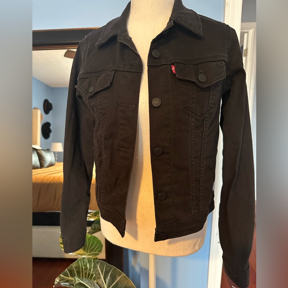 Black Levi’s denim jacket